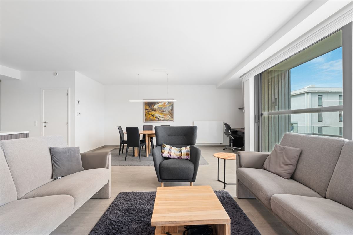 LICHTRIJK APPARTEMENT MET TWEE TERRASSEN