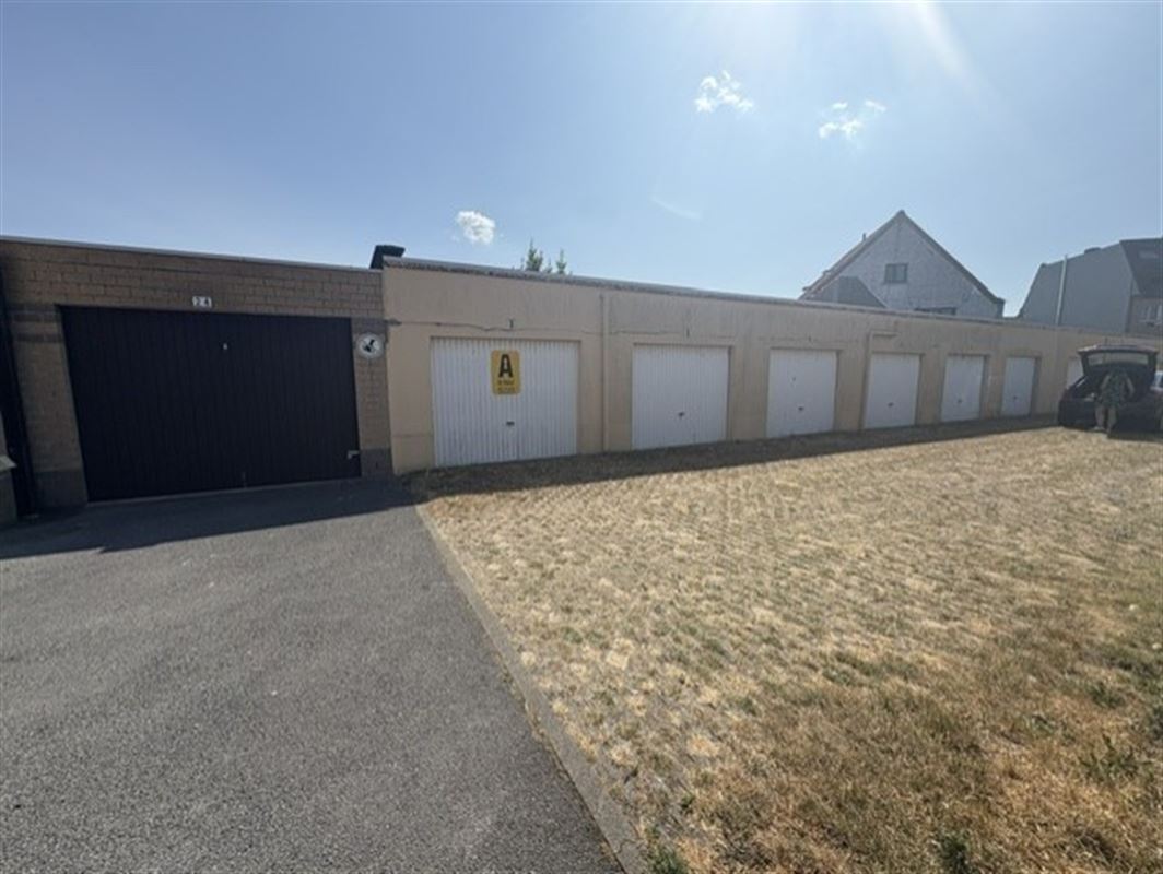 elijkvloerse garagebox gelegen in een bovengronds garagecomplex in het centrum van Bredene-Duinen.