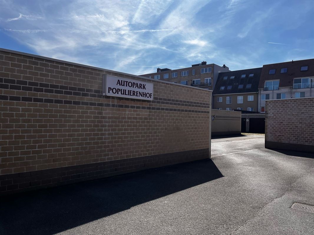 elijkvloerse garagebox gelegen in een bovengronds garagecomplex in het centrum van Bredene-Duinen.