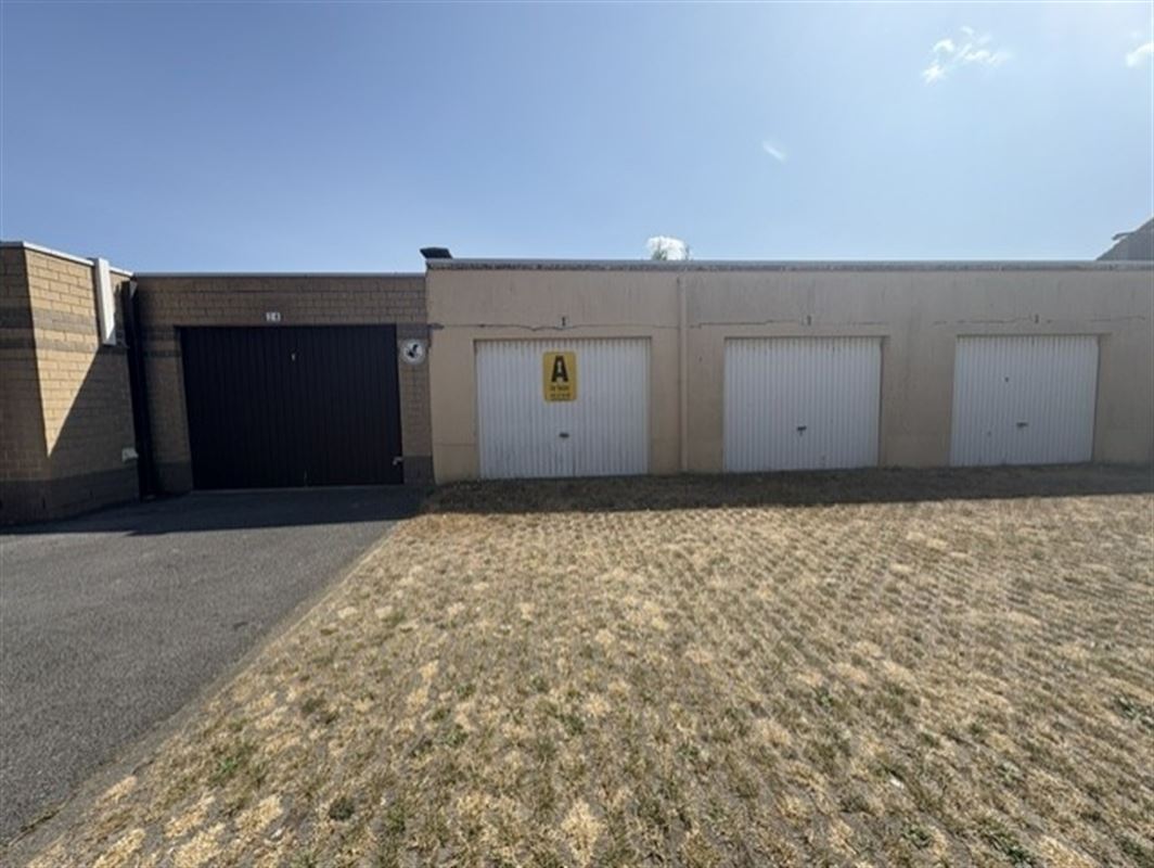 elijkvloerse garagebox gelegen in een bovengronds garagecomplex in het centrum van Bredene-Duinen.