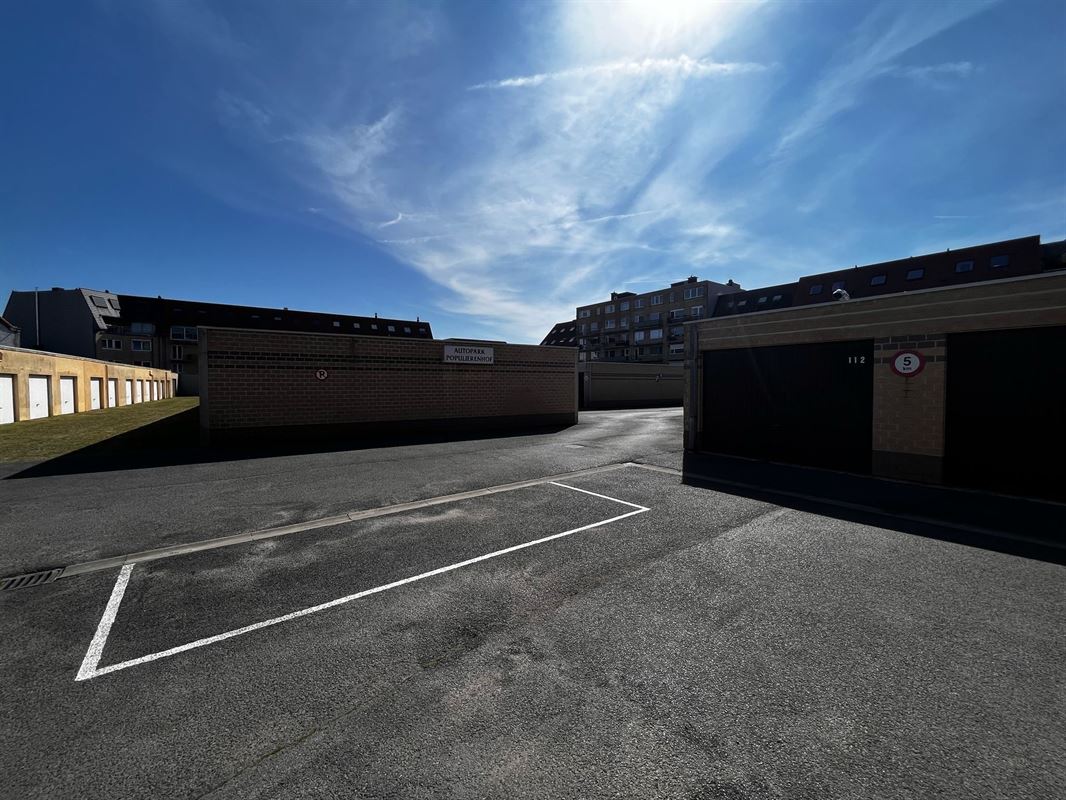 elijkvloerse garagebox gelegen in een bovengronds garagecomplex in het centrum van Bredene-Duinen.