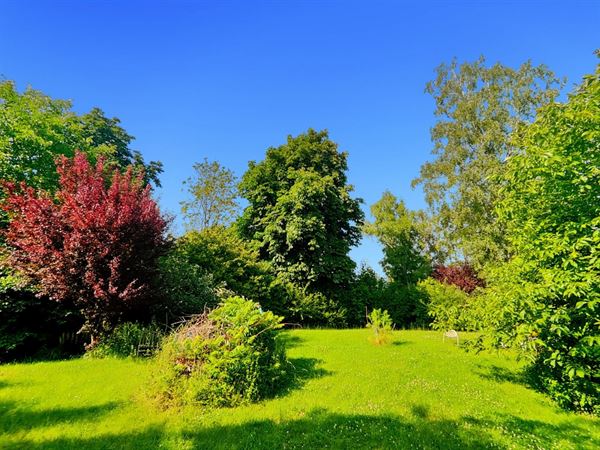 Dans le bas du village de Warisy,  terrain de 14 ares qui bénéficie d?une vue dégagée et exceptionnelle