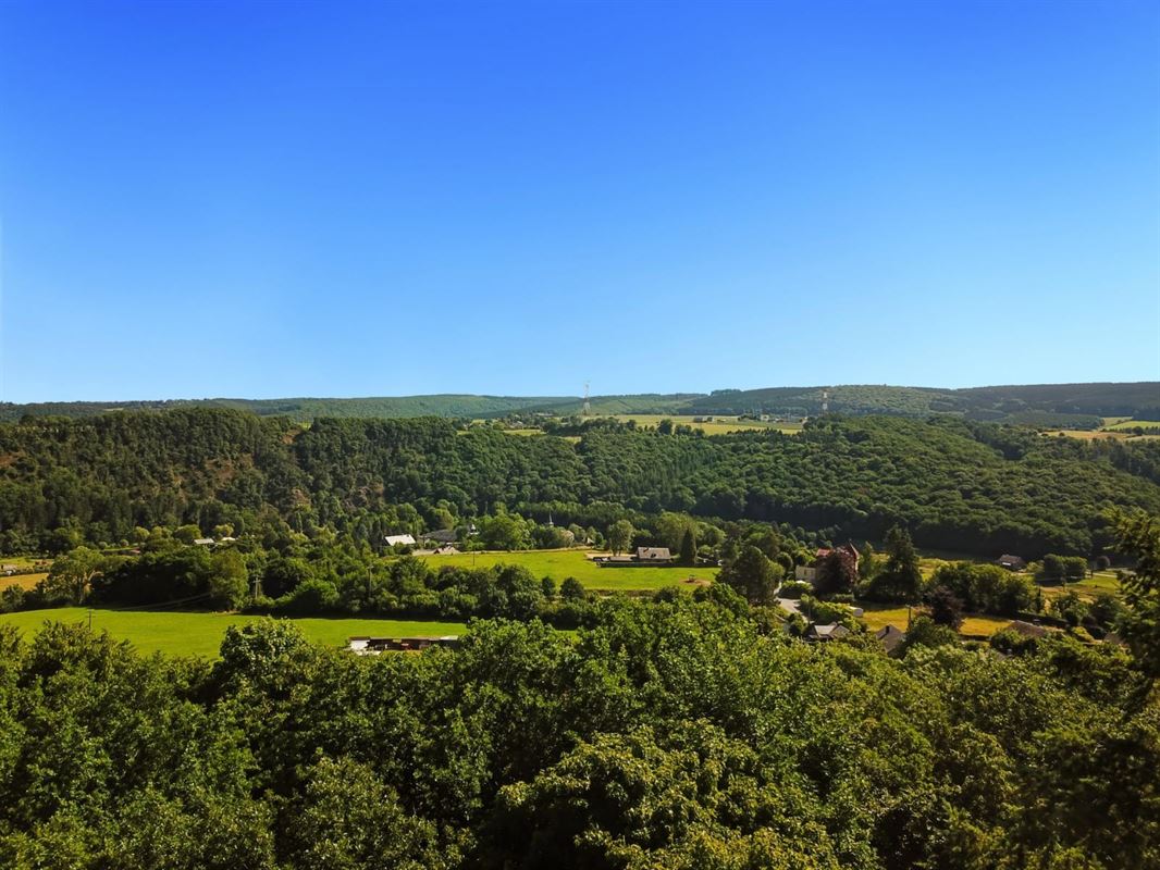 Dans le bas du village de Warisy,  terrain de 14 ares qui bénéficie d?une vue dégagée et exceptionnelle
