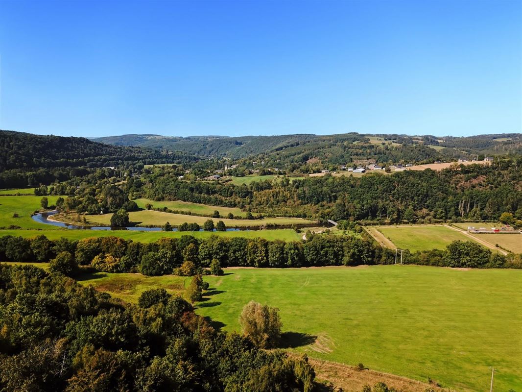 Dans le bas du village de Warisy,  terrain de 14 ares qui bénéficie d?une vue dégagée et exceptionnelle
