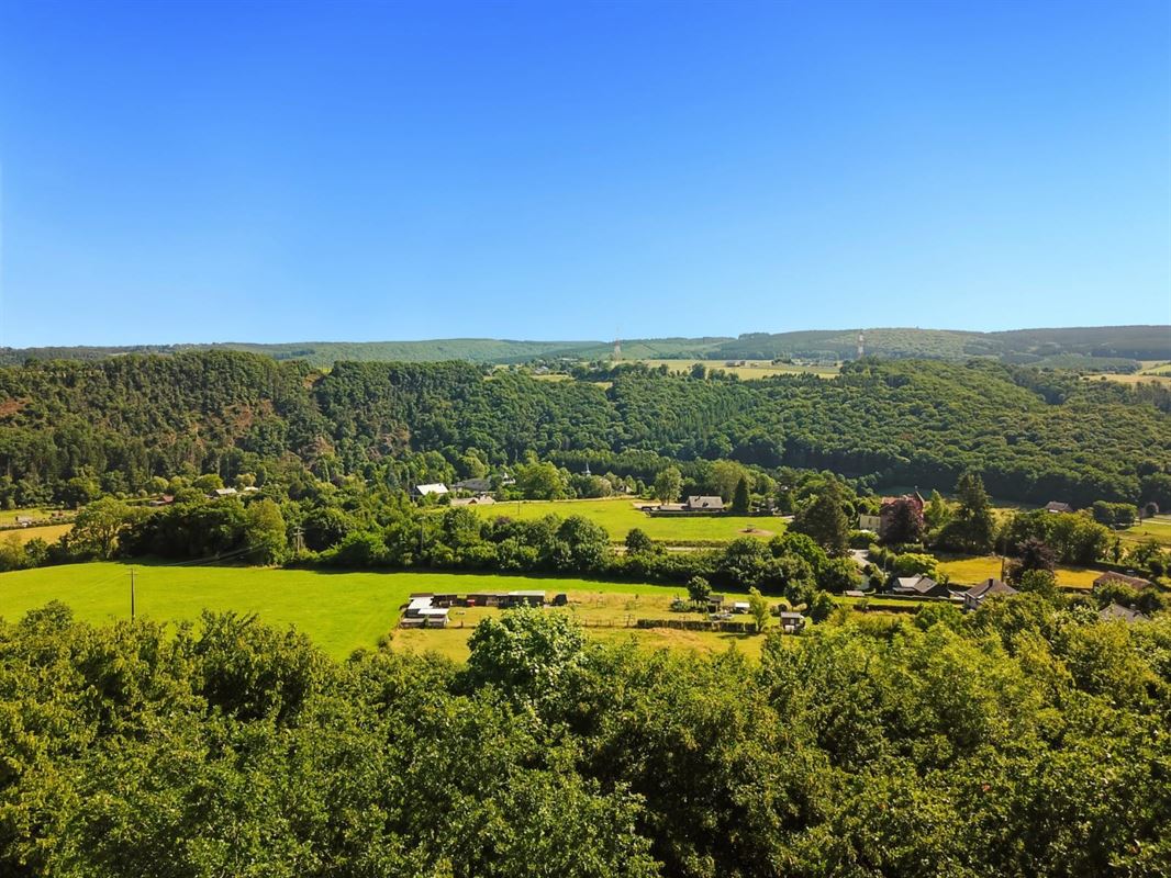 Dans le bas du village de Warisy,  terrain de 14 ares qui bénéficie d?une vue dégagée et exceptionnelle