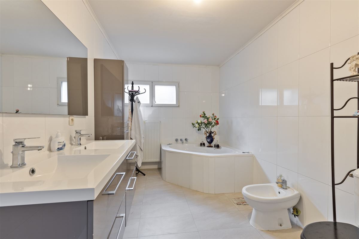 Ruime woning met 4 slaapkamers, veranda en tuin