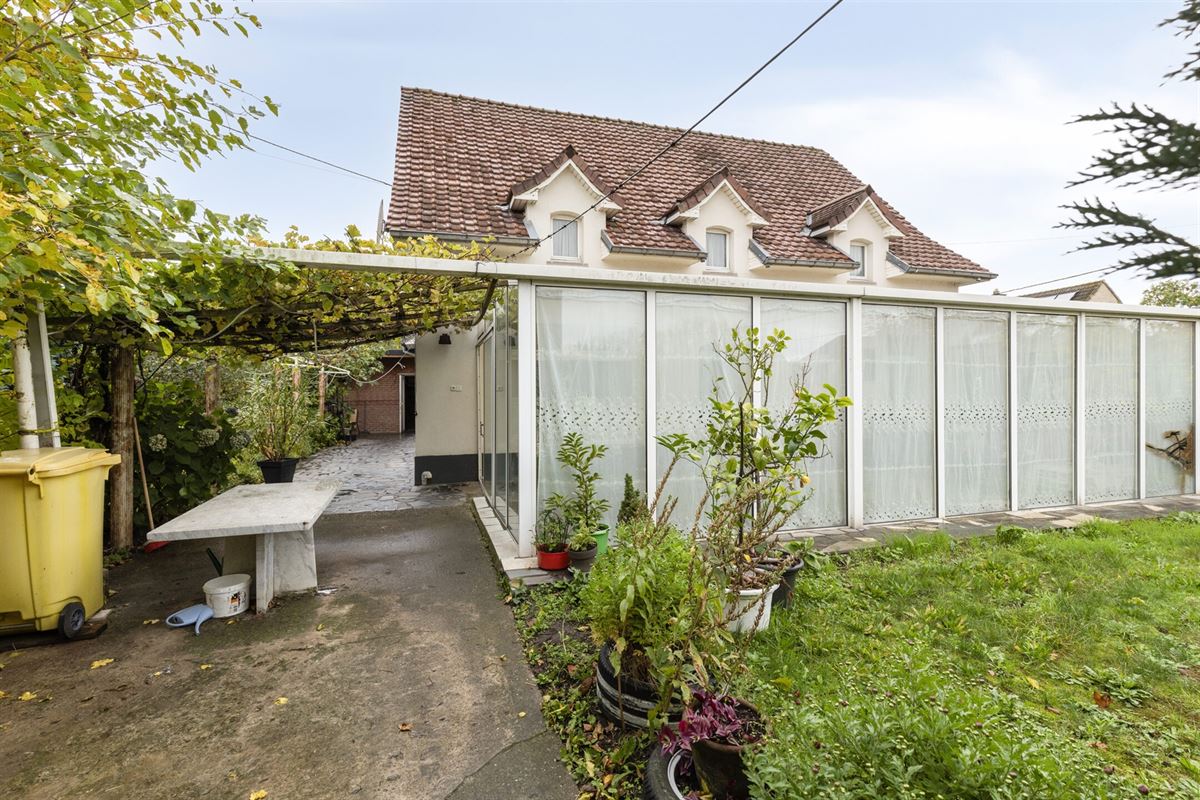 Ruime woning met 4 slaapkamers, veranda en tuin