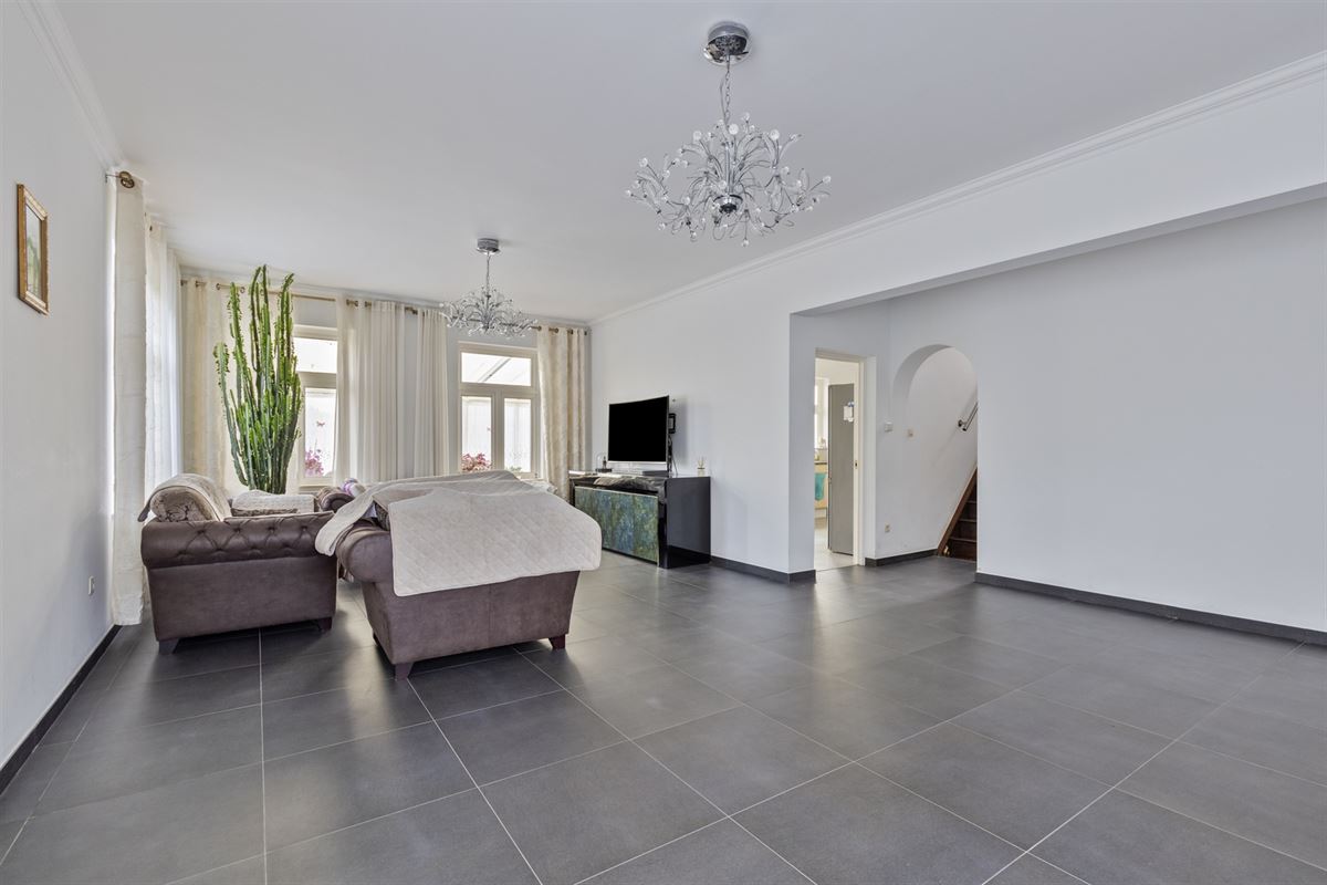 Ruime woning met 4 slaapkamers, veranda en tuin