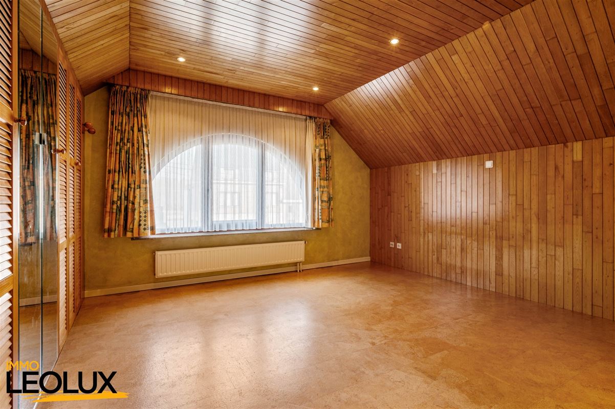 Ruime villa met loods