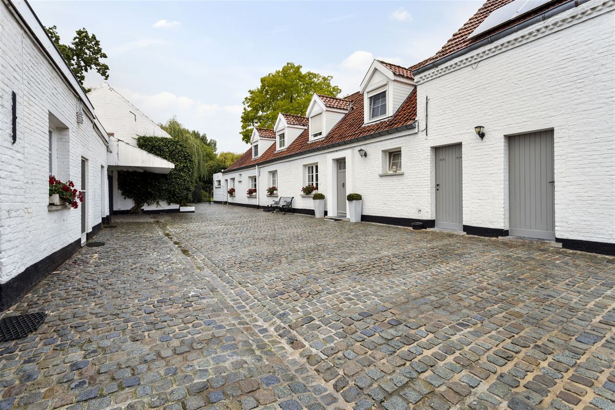 Karaktervolle Hoeve met 5 Slaapkamers in Merchtem