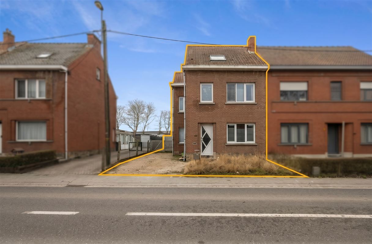 Une maison mitoyenne avec un joli jardin.