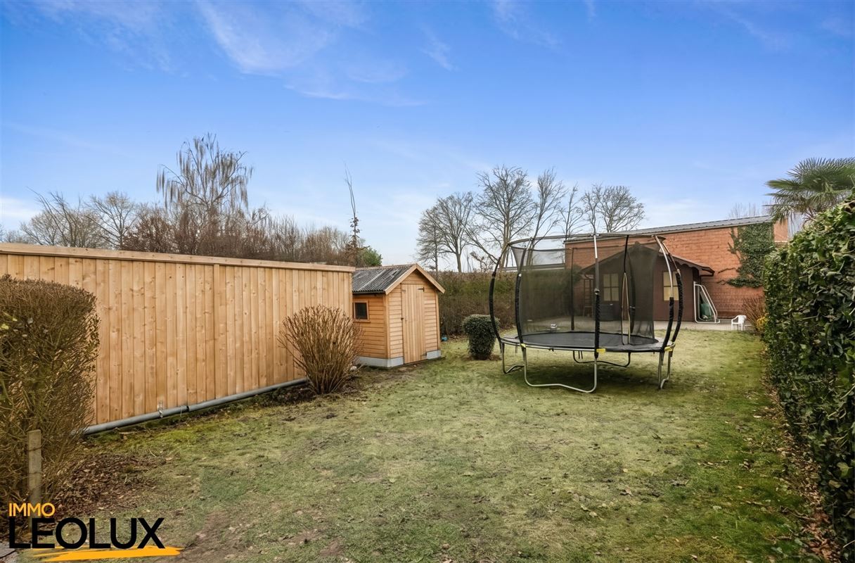 Une maison mitoyenne avec un joli jardin.