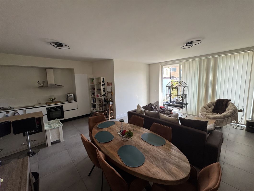 Appartement au rez-de-chaussée avec jardin, place de parking et cave.