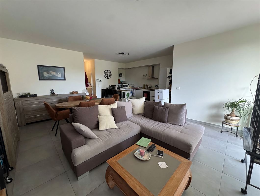 Appartement au rez-de-chaussée avec jardin, place de parking et cave.