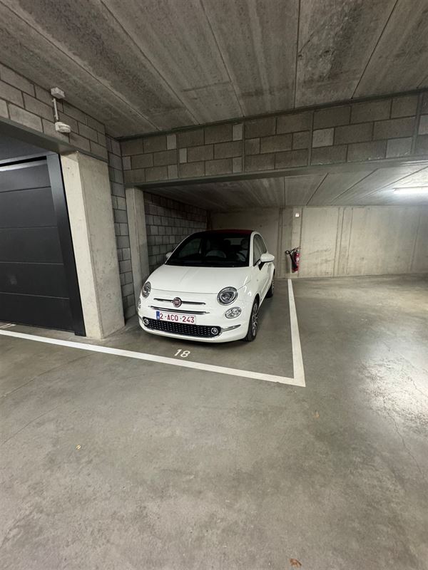 Appartement au rez-de-chaussée avec jardin, place de parking et cave.