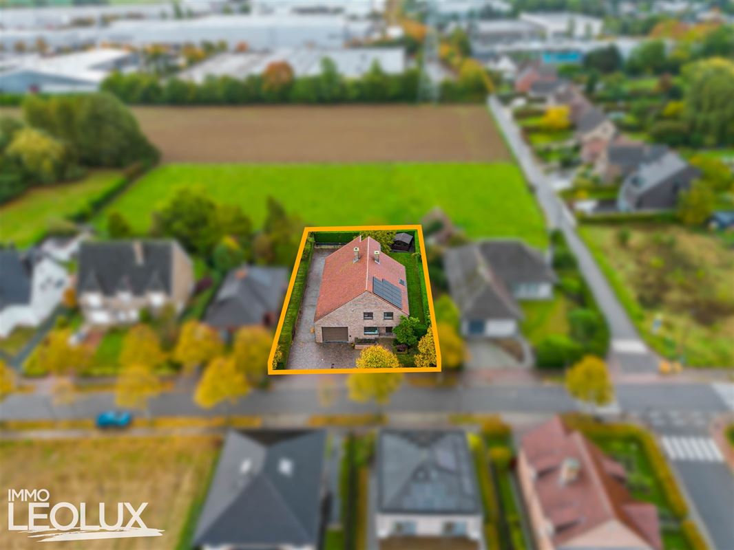 Ruime woning met inpandige loods in Asse