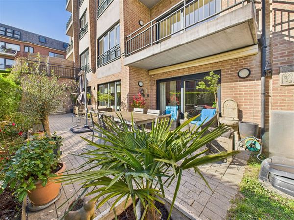 Prachtig app. met grote tuin, twee kelders en parkeerplaats