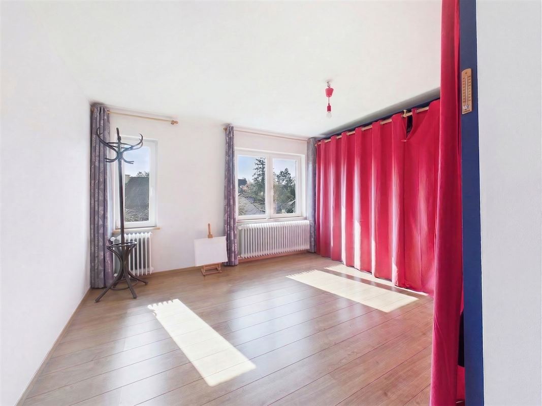 Near train station: 2 bedrooms + attic + garage