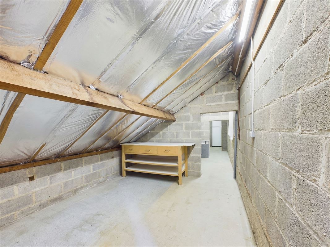 Near train station: 2 bedrooms + attic + garage