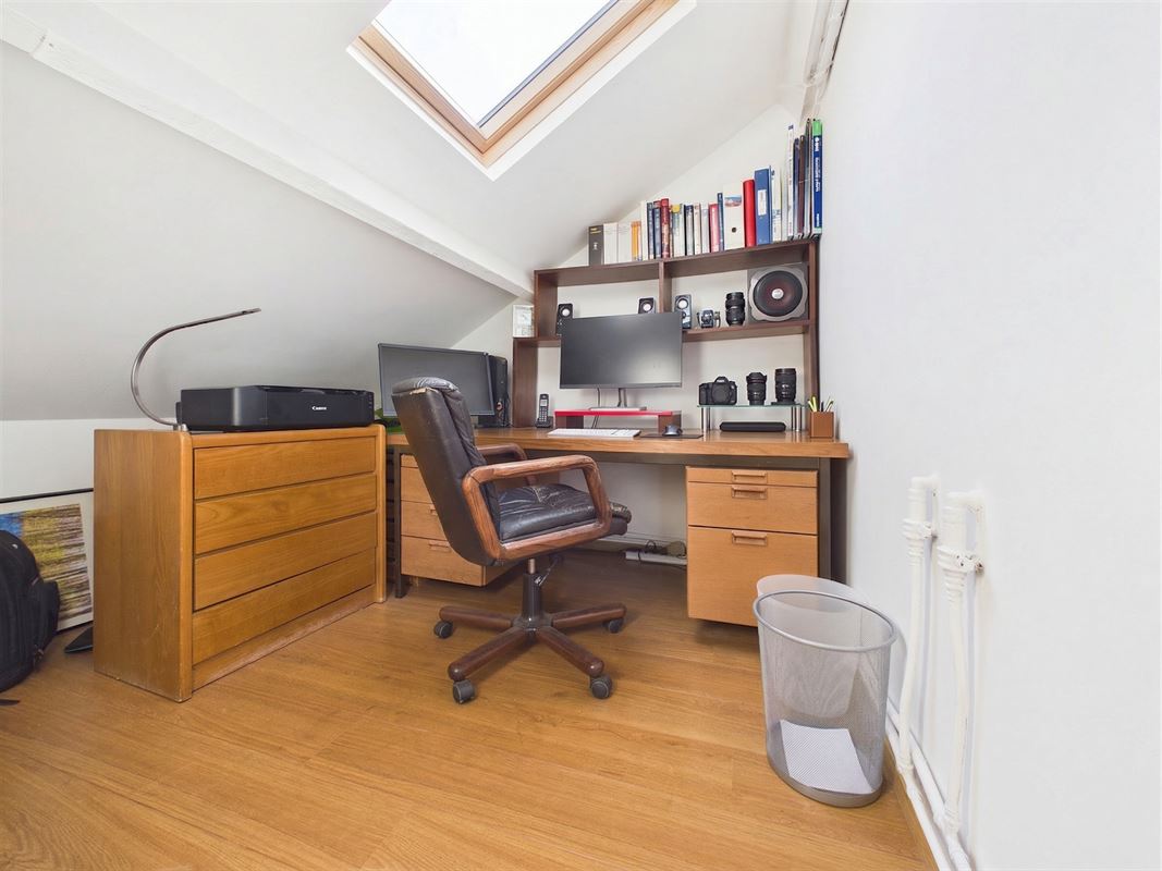 Near train station: 2 bedrooms + attic + garage