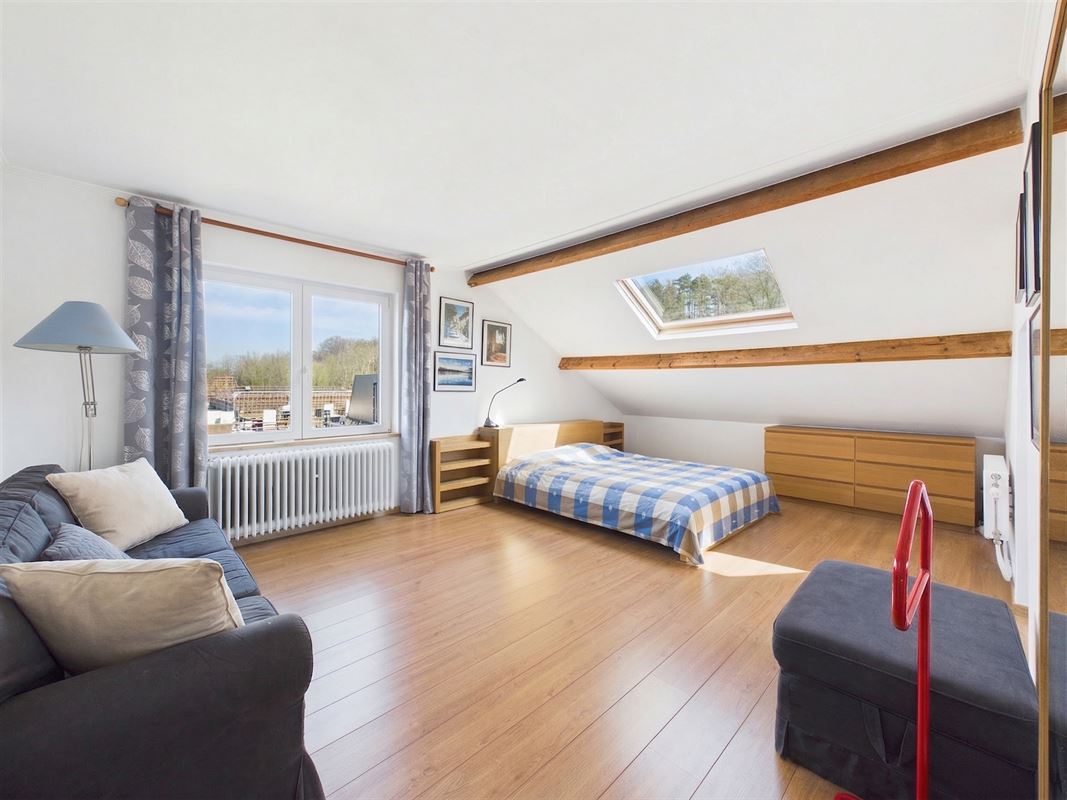 Near train station: 2 bedrooms + attic + garage