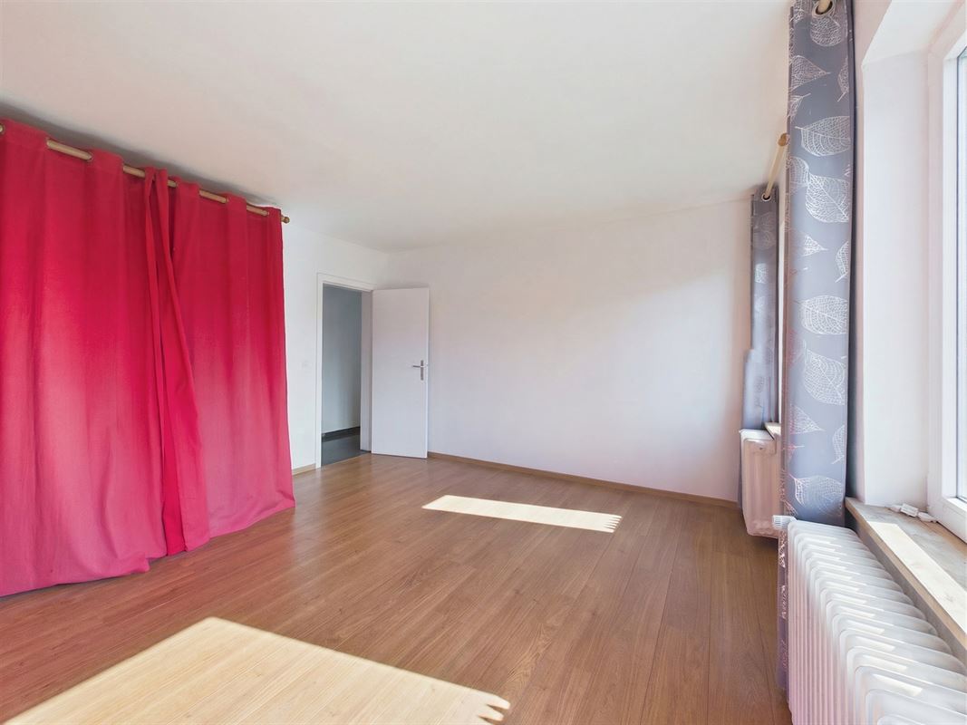 Near train station: 2 bedrooms + attic + garage