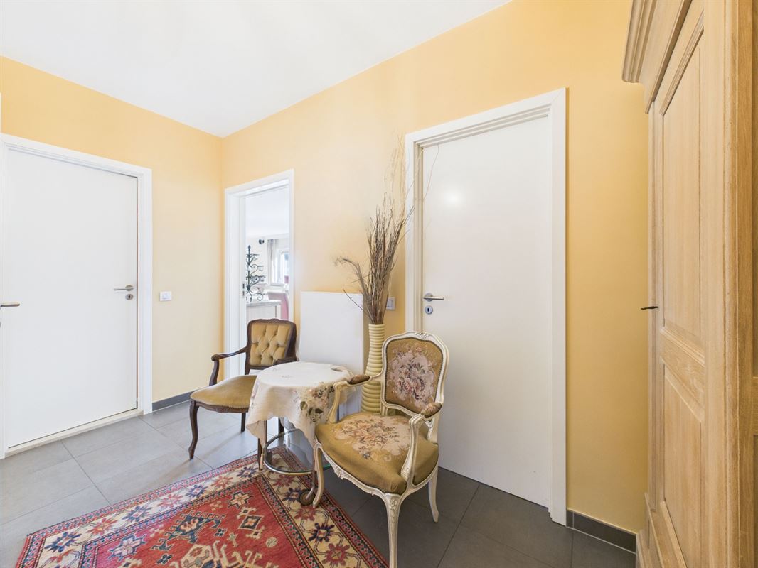Magnificent apartment with large garden, cellars and parking
