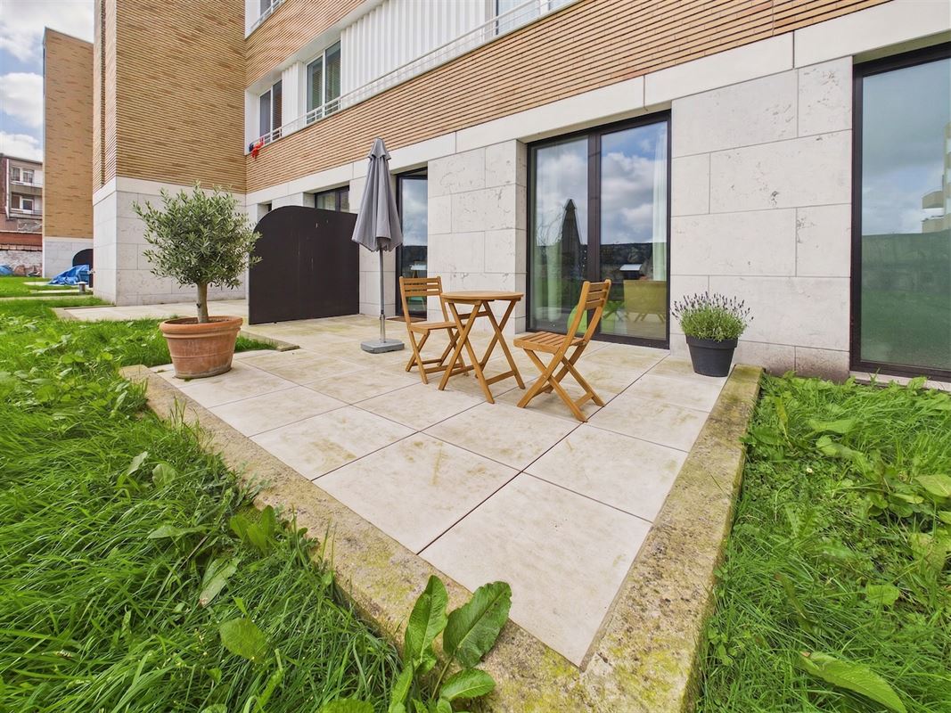 Mooi appartement uit 2020 met terrassen en tuin