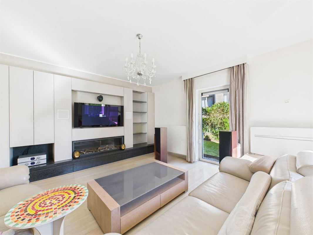 Magnificent apartment with large garden, cellars and parking