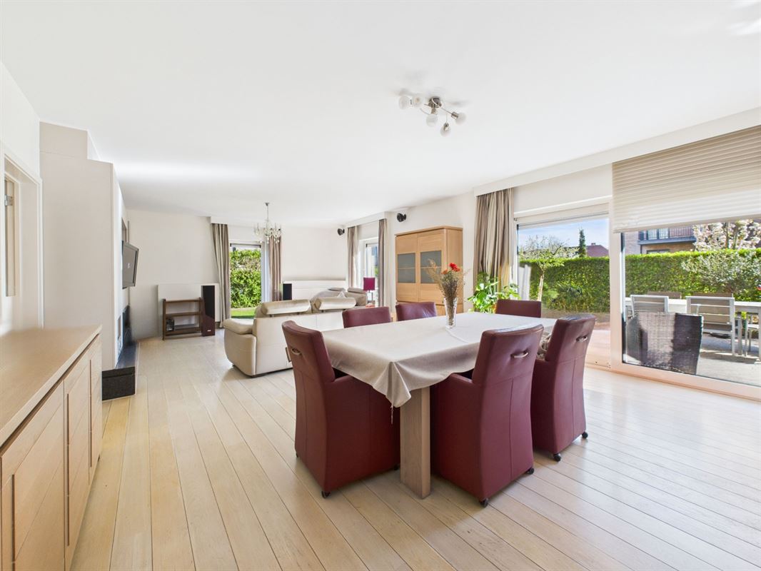 Magnificent apartment with large garden, cellars and parking