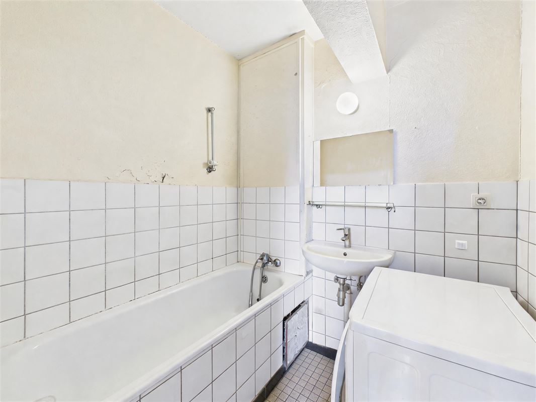 Parc des Saules: bright, sun-filled apartment