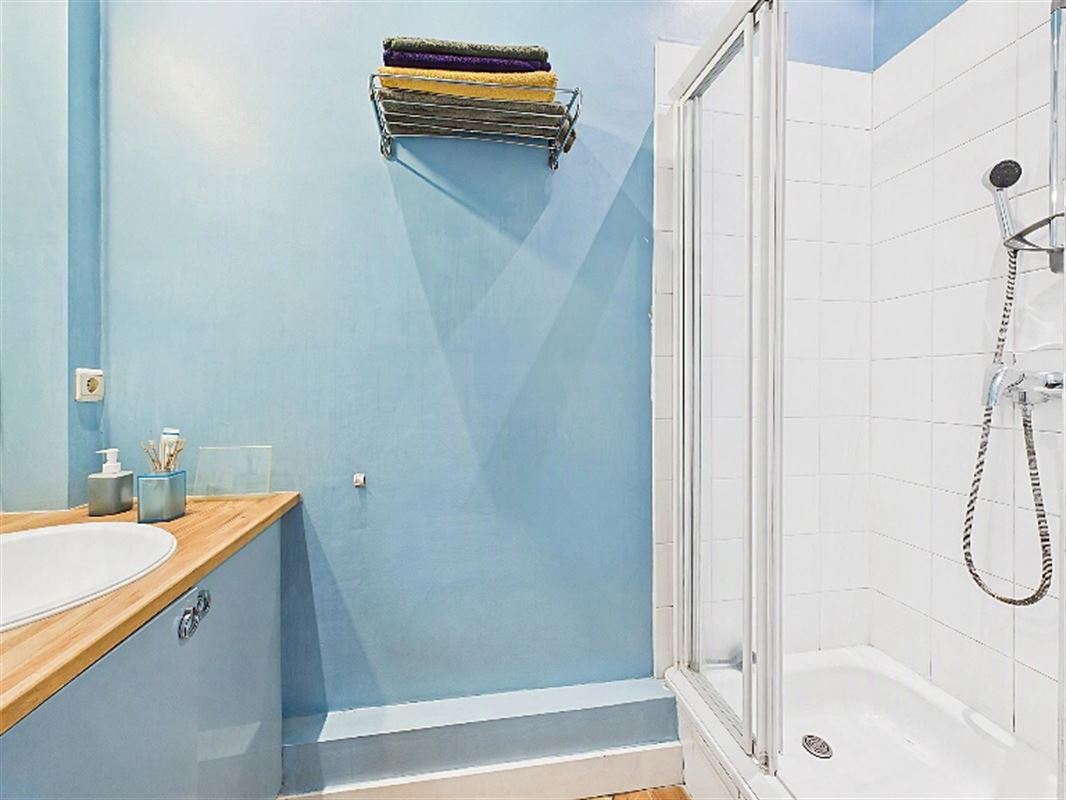 Charming 2- to 3-bedroom apartment