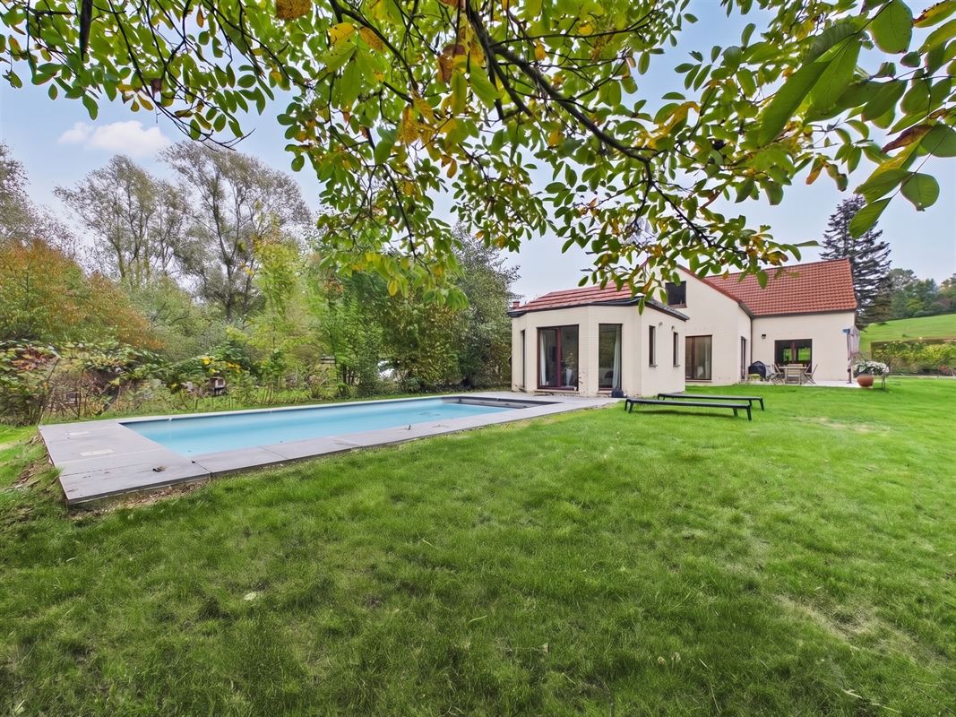 Stunning 6-bedroom house with a wood-burning fireplace