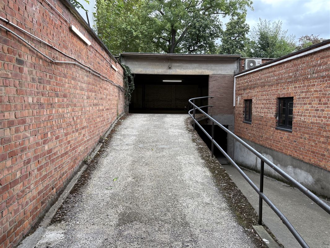 Ruime overdekte en beveiligde autostaanplaats