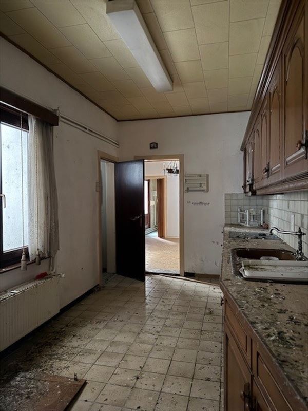 Te renoveren opbrengsteigendom 5 appartementen + handelsruimte