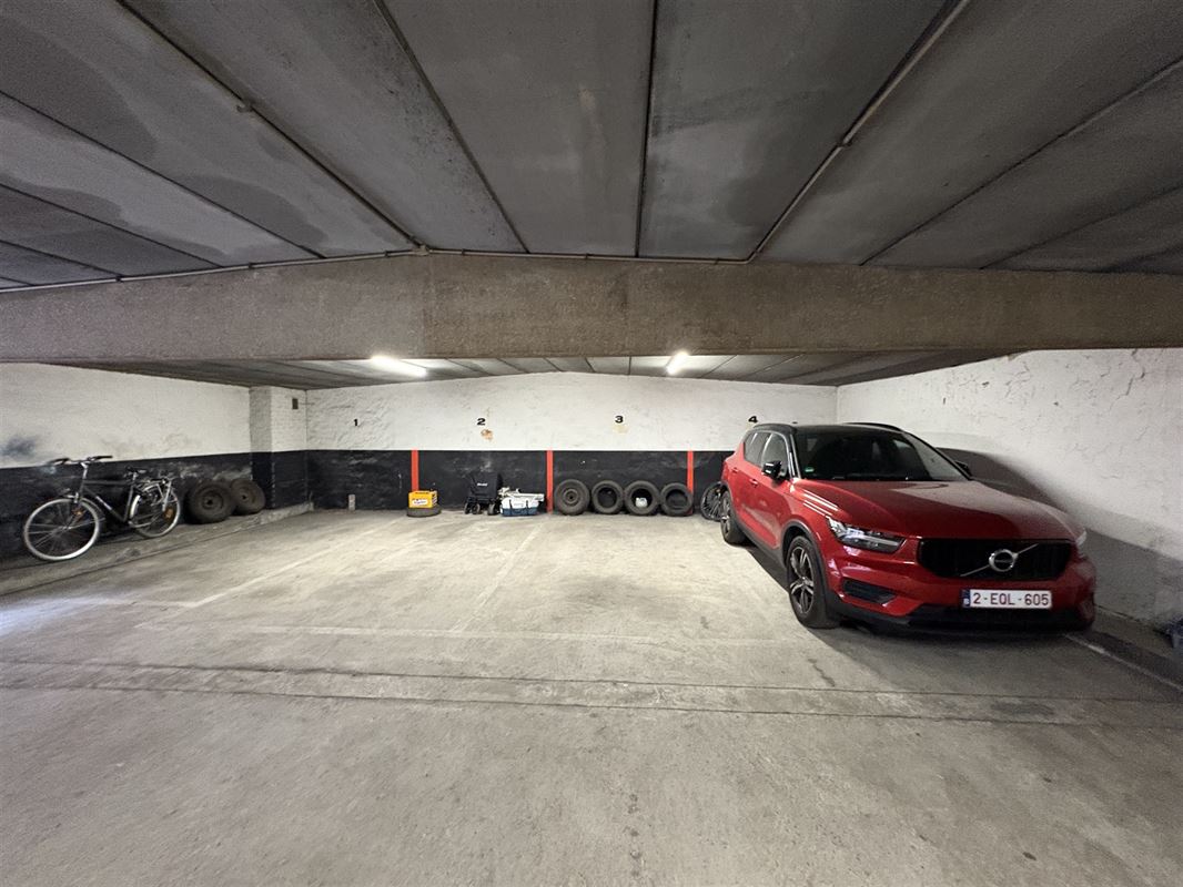 Ruime overdekte en beveiligde autostaanplaats