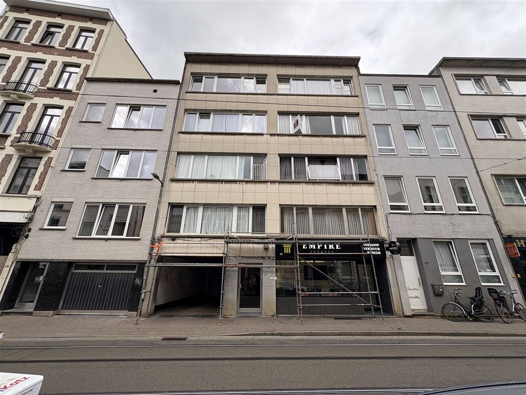 Ruime overdekte en beveiligde autostaanplaats