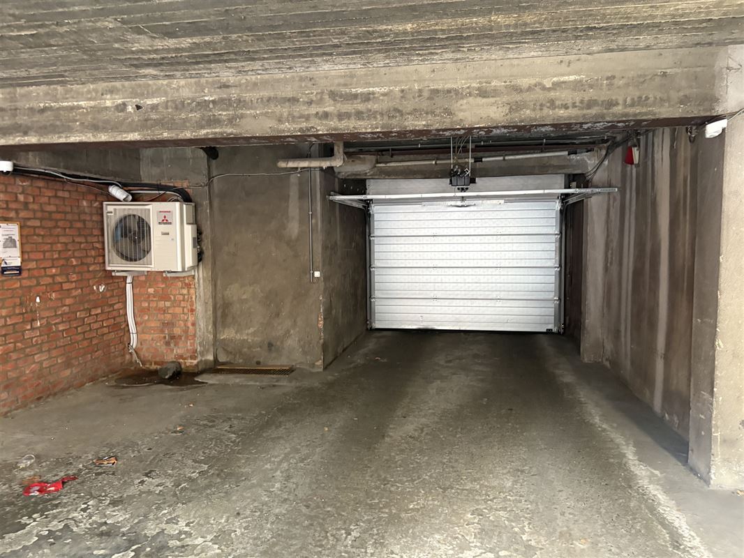 Ruime overdekte en beveiligde autostaanplaats