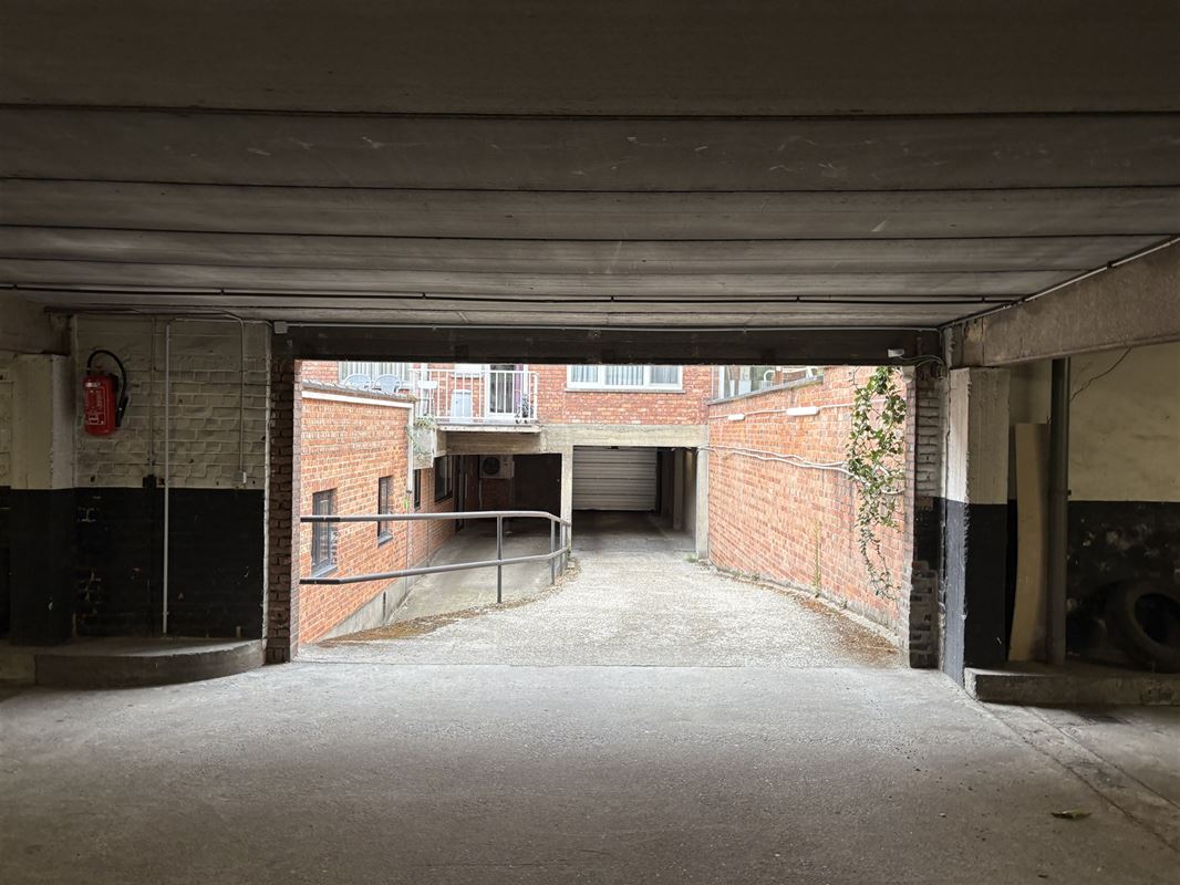 Ruime overdekte en beveiligde autostaanplaats