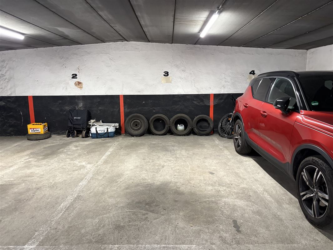 Ruime overdekte en beveiligde autostaanplaats