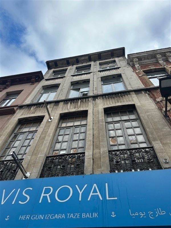 Opbrengsteigendom - handelsgelijkvloers + 3 appartementen