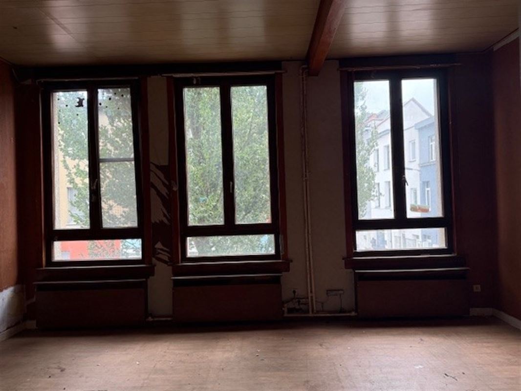 Te renoveren opbrengsteigendom 5 appartementen + handelsruimte