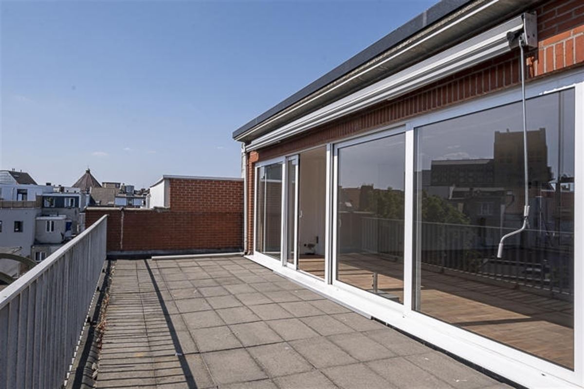 100% verhuurd opbrengsteigendom met 7 appartementen en +40 autostaanplaatsen