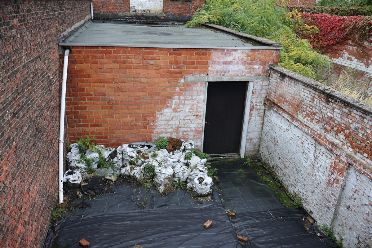 Opbrengsteigendom - handelshuis met te renoveren duplex + tuin + atelier