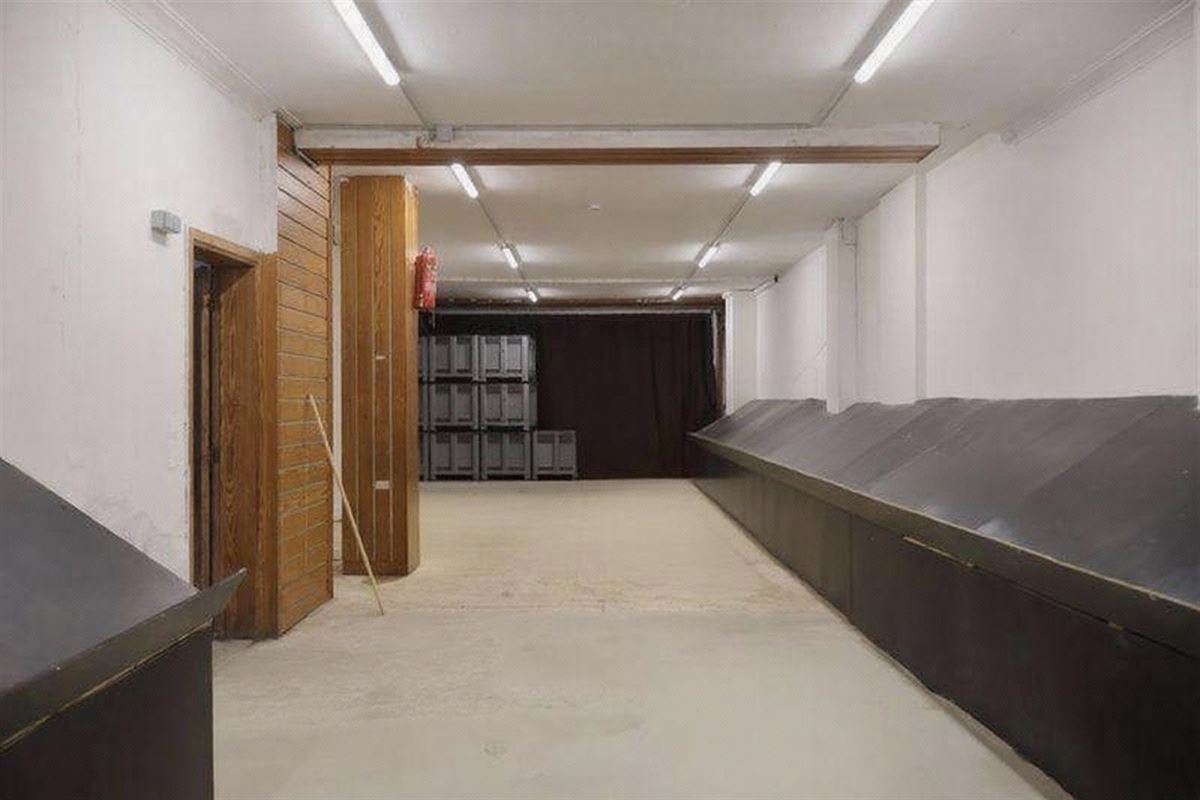 Polyvalente handelsruimte te midden van bruisende handelstraat