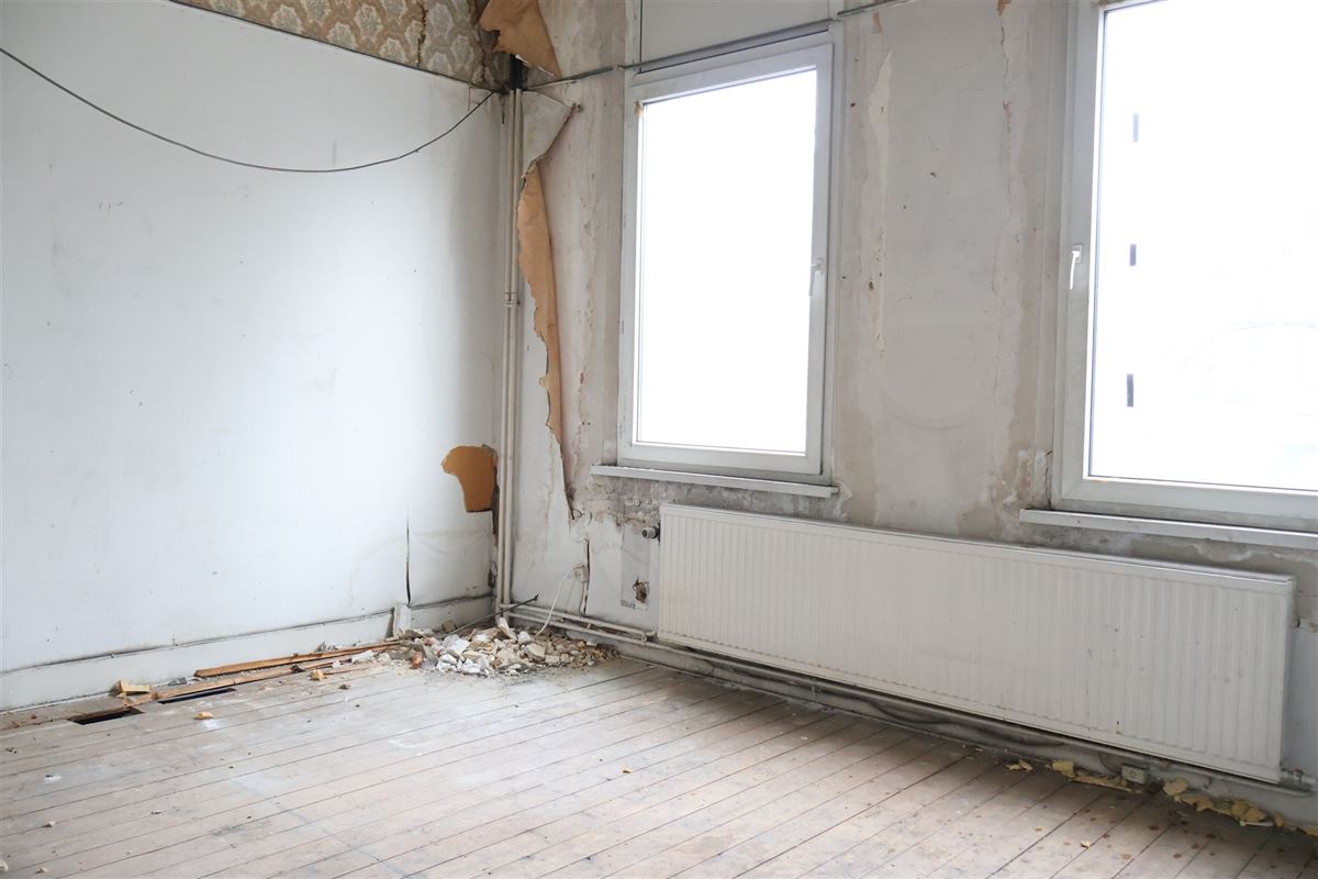 Opbrengsteigendom - handelshuis met te renoveren duplex + tuin + atelier