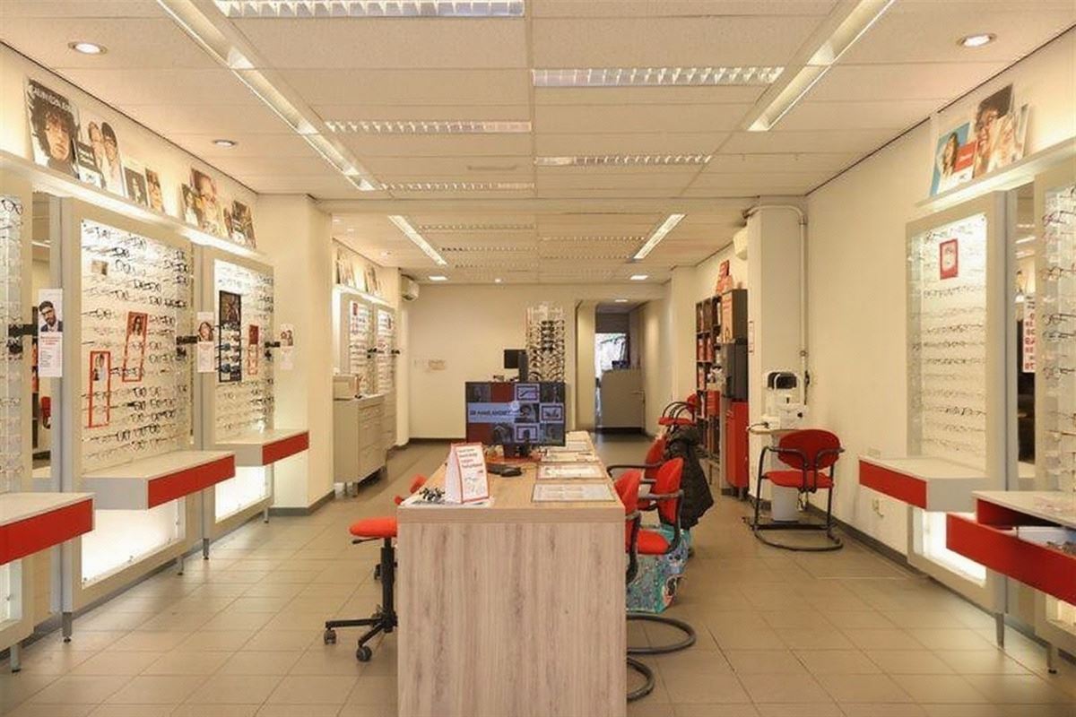 Opbrengsteigendom - handelshuis met te renoveren duplex + tuin + atelier