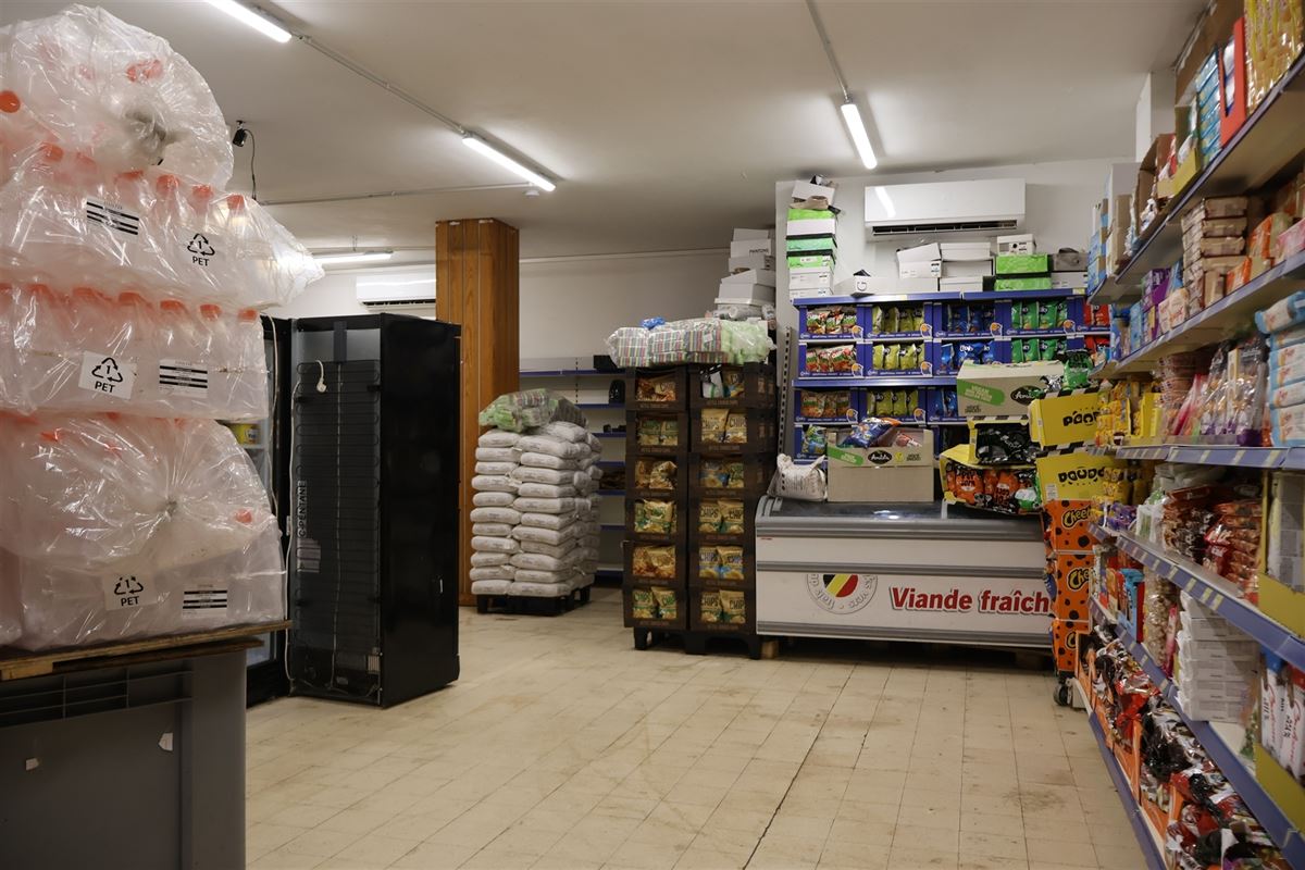 Polyvalente handelsruimte te midden van bruisende handelstraat