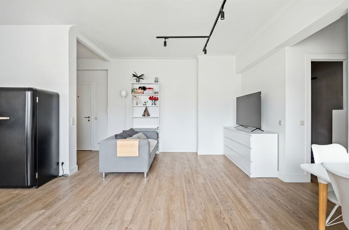 Modern vernieuwd 1-slpk appartement met frisse uitstraling