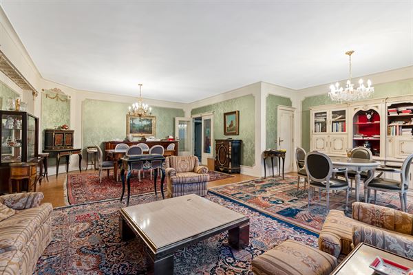 Royaal appartement met 4 slaapkamers op centrale locatie